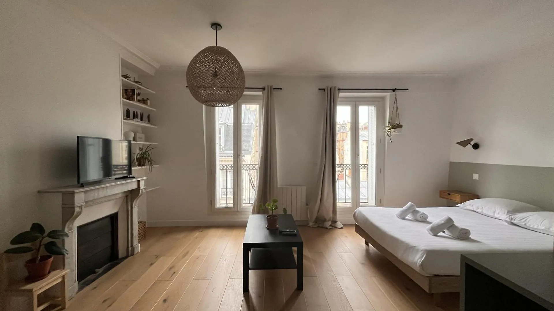 Anna In Paris Apartment